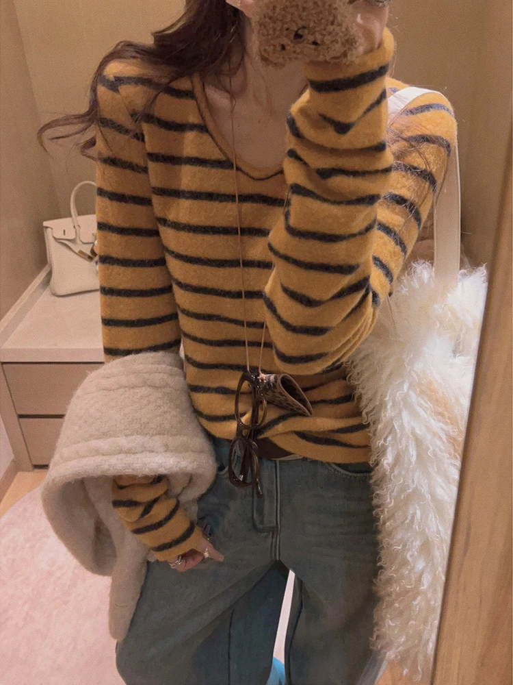 

Женская футболка Yukiss Slim Fit с длинным рукавом и V-образным вырезом, базовая модель для ношения под одеждой, повседневный стиль, зимний модный топ