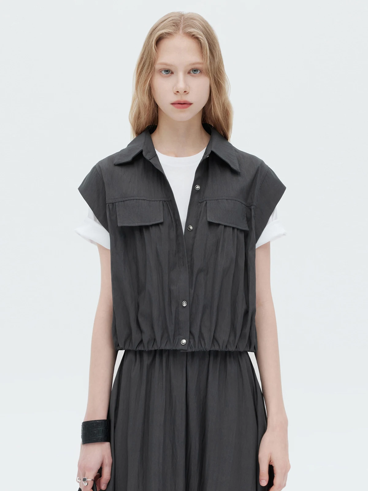 

Повседневная женская рубашка с коротким рукавом, эластичная, для работы, модная, летняя, новая, темно-серая, плиссированная, премиум-класса для девушек