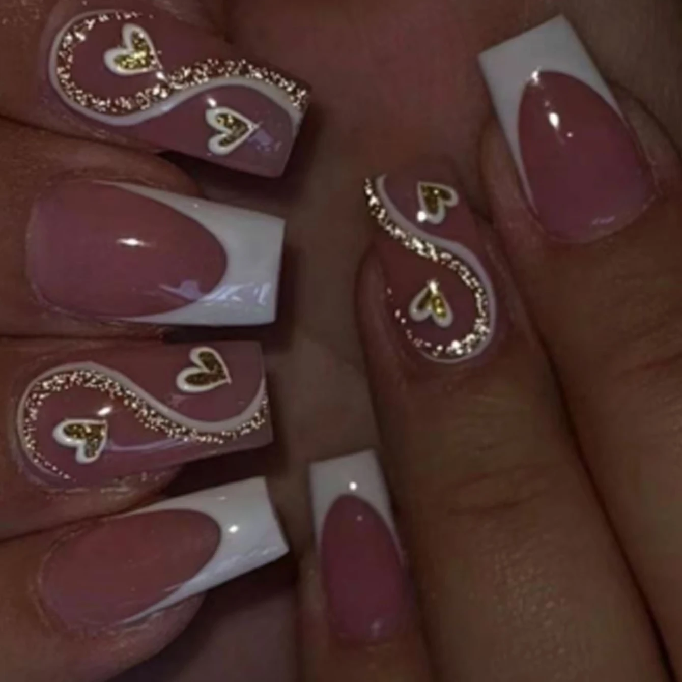 24 قطعة من الأظافر الذهبية اللامعة المضغوطة المربعة المزيفة باللون الأبيض بتصميم فرنسي مدبب مع الحب، هدية عيد الحب الشتوية #1