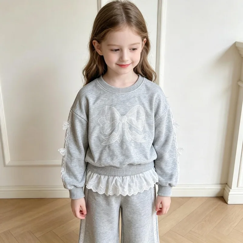2026 Neue Herbst-Babykleidung für Mädchen, Kinder-Sweatshirt mit Schleife + Hosen mit Spitzen-Patchwork, 2-teiliger Anzug, modische Trainingsanzüge für Kinder – Detail 4
