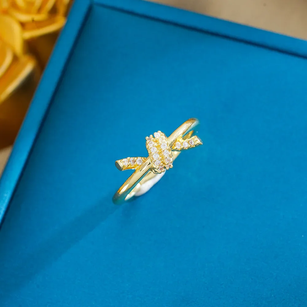 

The slightly set opening of the zircon knot exudes a high-end and fashionable retro ring with a touch of luxurious style.