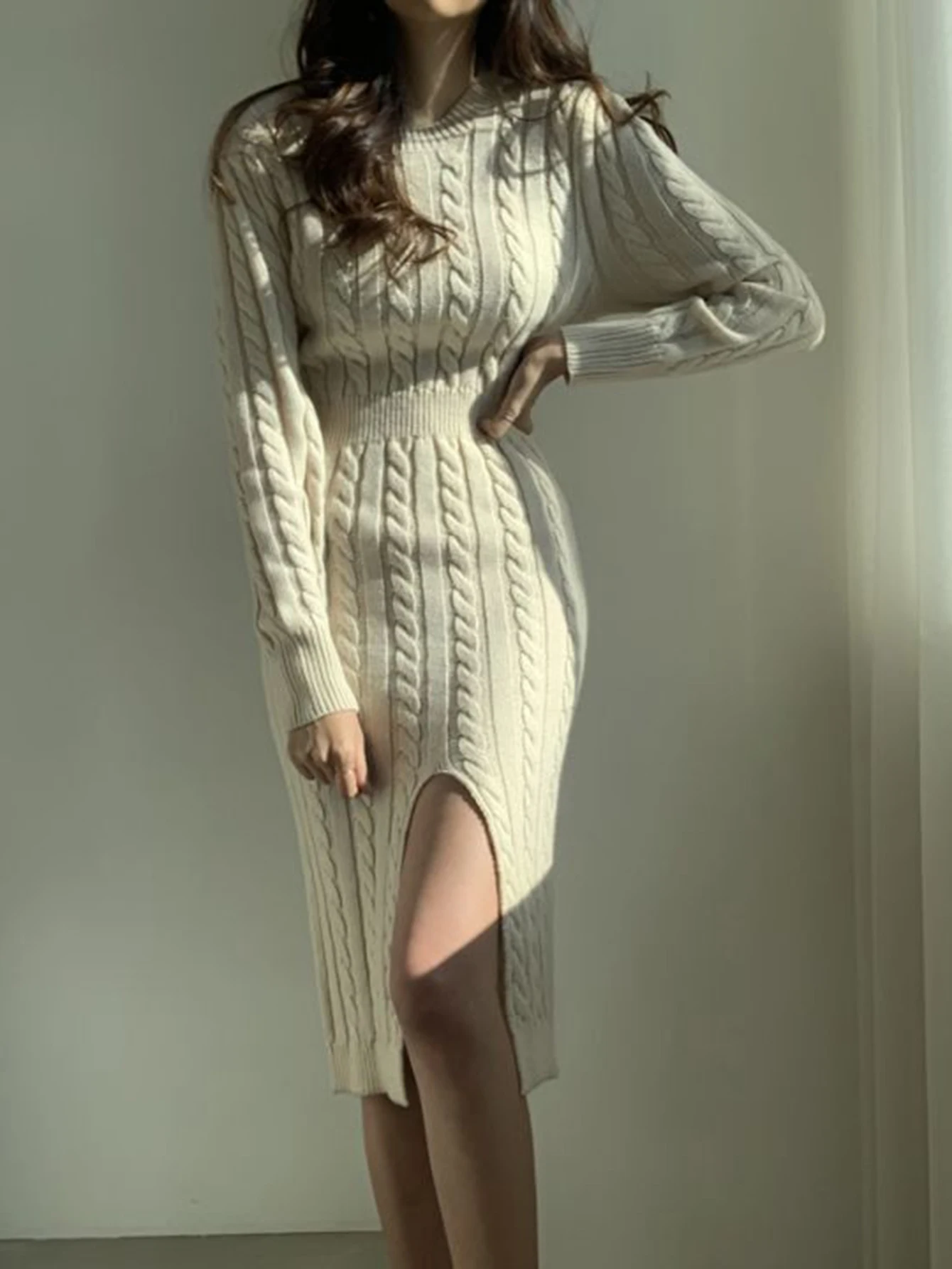 Robe à manches longues et col en v pour femmes, coupe slim, élégante, en tricot côtelé uni, mode automne hiver, longueur aux genoux, garniture de laitue découpée