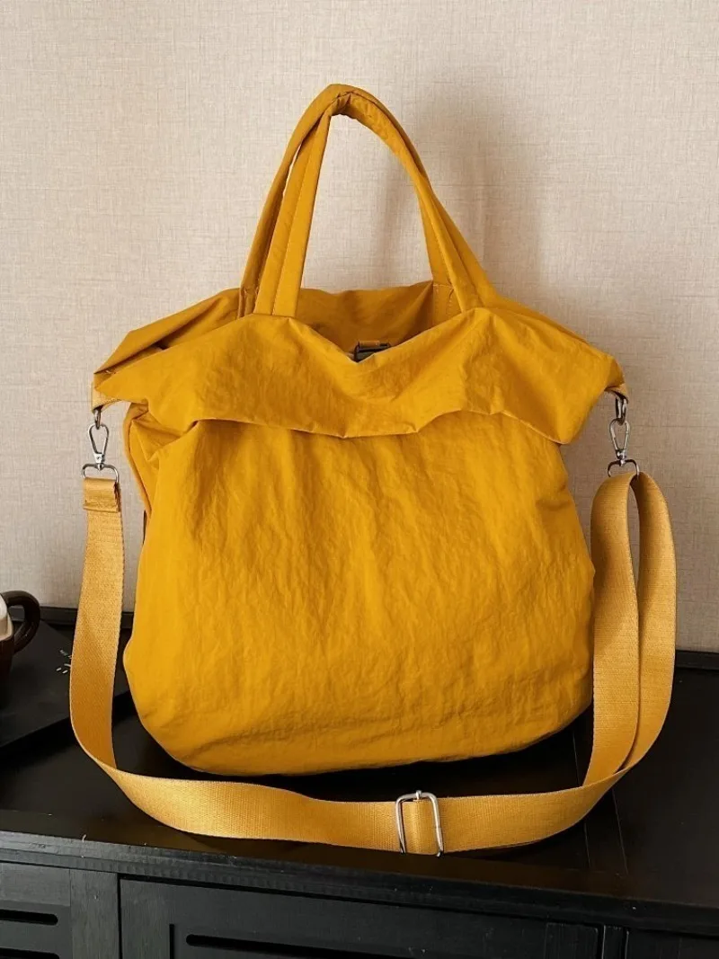 CEEKAY Mattschwarze, gekräuselte Nylon-Umhängetasche, übergroße, weiche Umhängetasche mit einfacher Überschlagöffnung, breiter, verstellbarer Stoffriemen, lässige Handtasche – Detail 17