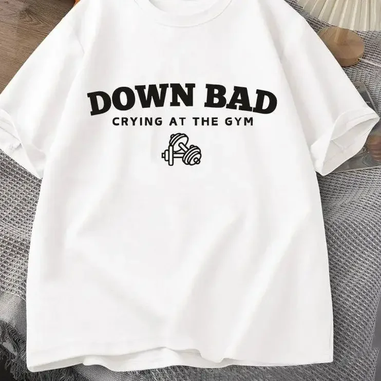 2025 Poetas Torturadas Camiseta Down Bad Crying At The Gym Camisetas Gráficas Mulheres Verão Treino Camiseta Manga Curta