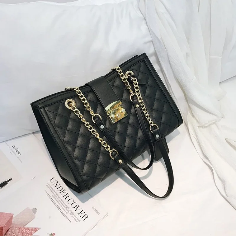 

Luxury Travel Organizer Tote For Women With Multiple Pockets And Premium Leather For Sophisticated Journeys