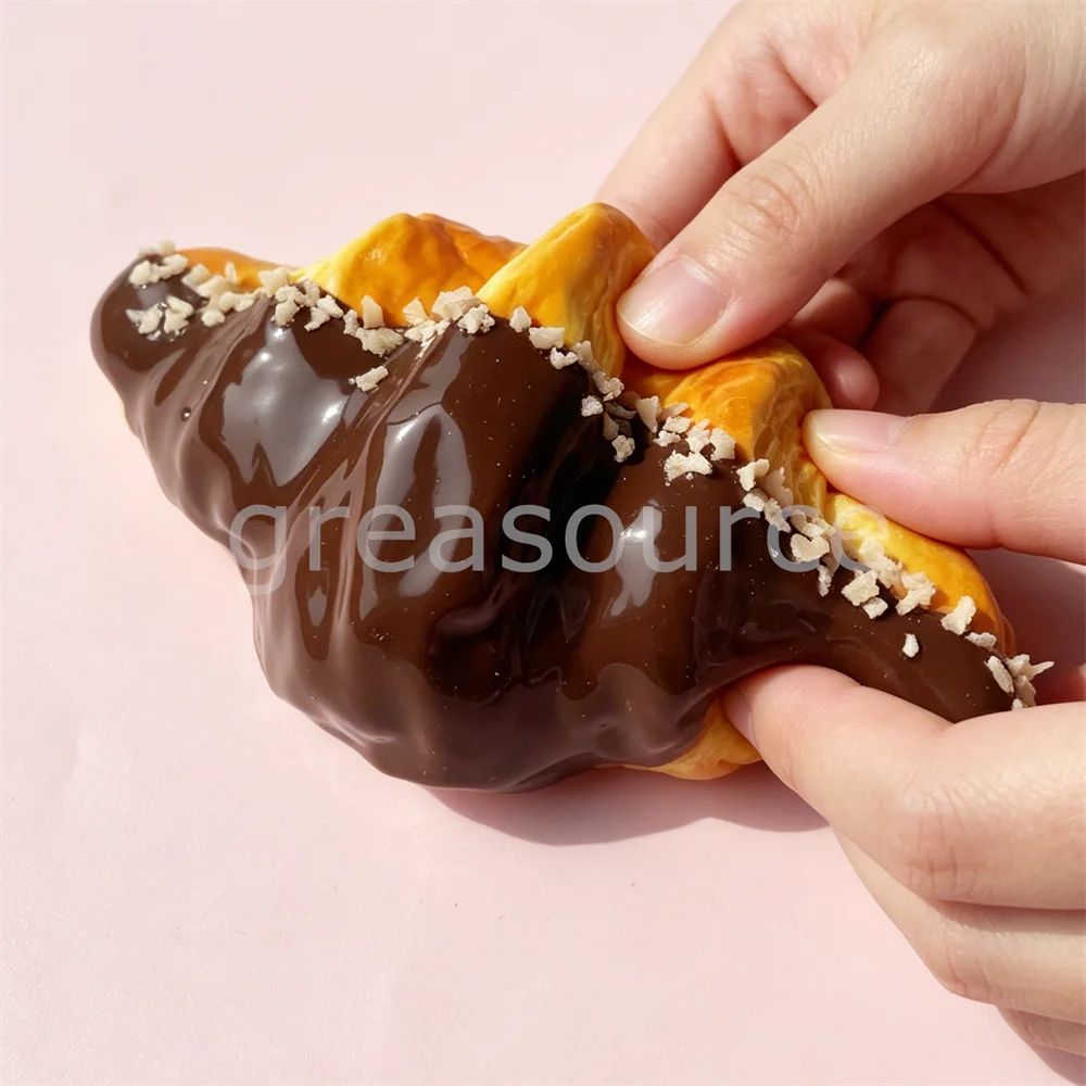 クロワッサン型スイーツおもちゃ グレーズドチョコストロベリー