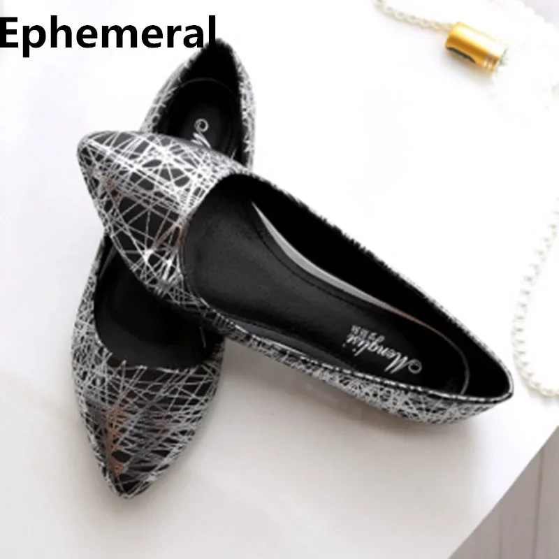 

Женская обувь из мягкой кожи, женские лоферы на плоской подошве с острым носком, блестящие 2022, новые поступления, фиолетовые, черные танцевальные балерины, большие размеры 45