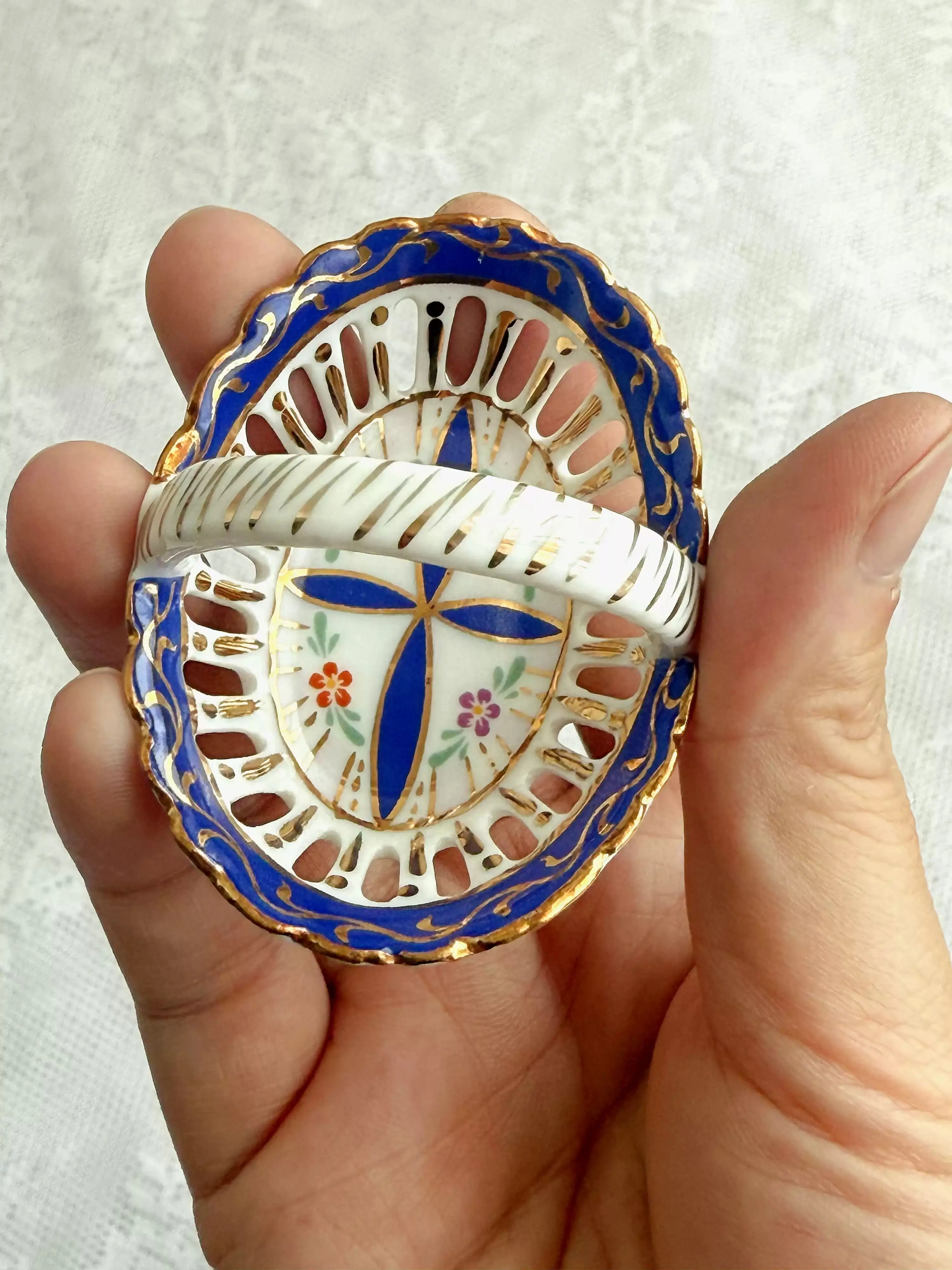 Vintage Hand-painted Mini Porcelain Basket Hollow Out Ceramic Trinket Dish with Handle for Jewelry Storage