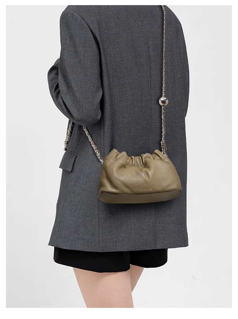Leichte Litchi-Textur Echtes Kuhleder Cloud Bag Damen Kordelzug Tasche mit Raffdesign Metallkette Crossbody Mini-Geldbörse – Detail 3