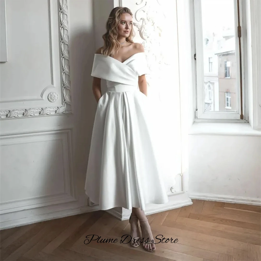 ชุดแต่งงานแบบเรียบง่ายสไตล์คลาสสิกทรงเอไลน์ผ้าซาตินแบบสั่งตัดพิเศษ พร้อมดีไซน์เปิดไหล่ คอวีหรูหรา จับจีบระบายสวยงาม