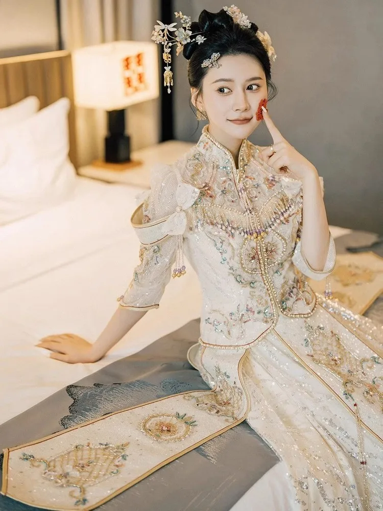 The new champagne-colored wedding dress for brides golden dragon and phoenix gown