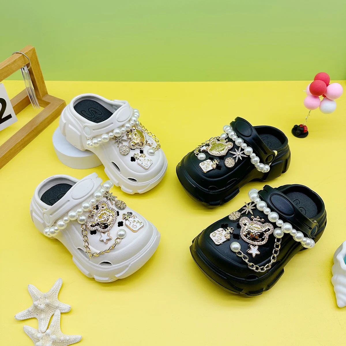 

New Fashionable and Versatile Clogs Soft-Soled Non-Slip Toe-Cap Sandals Cartoon Pearl Chain Crown Bear Boys and Girls Family Slippers 606