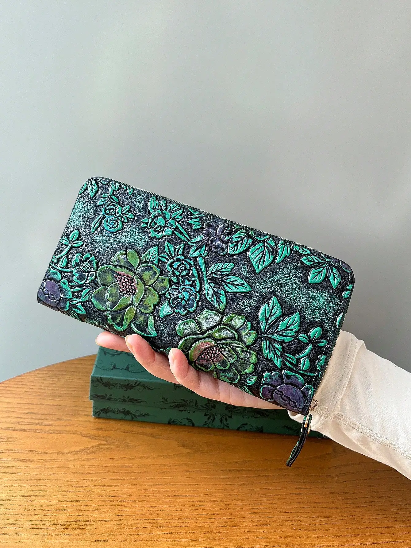 Portafoglio da donna lungo intagliato retrò di fascia alta, pochette a portafoglio con fiori intagliati in pelle alla moda ed elegante, può