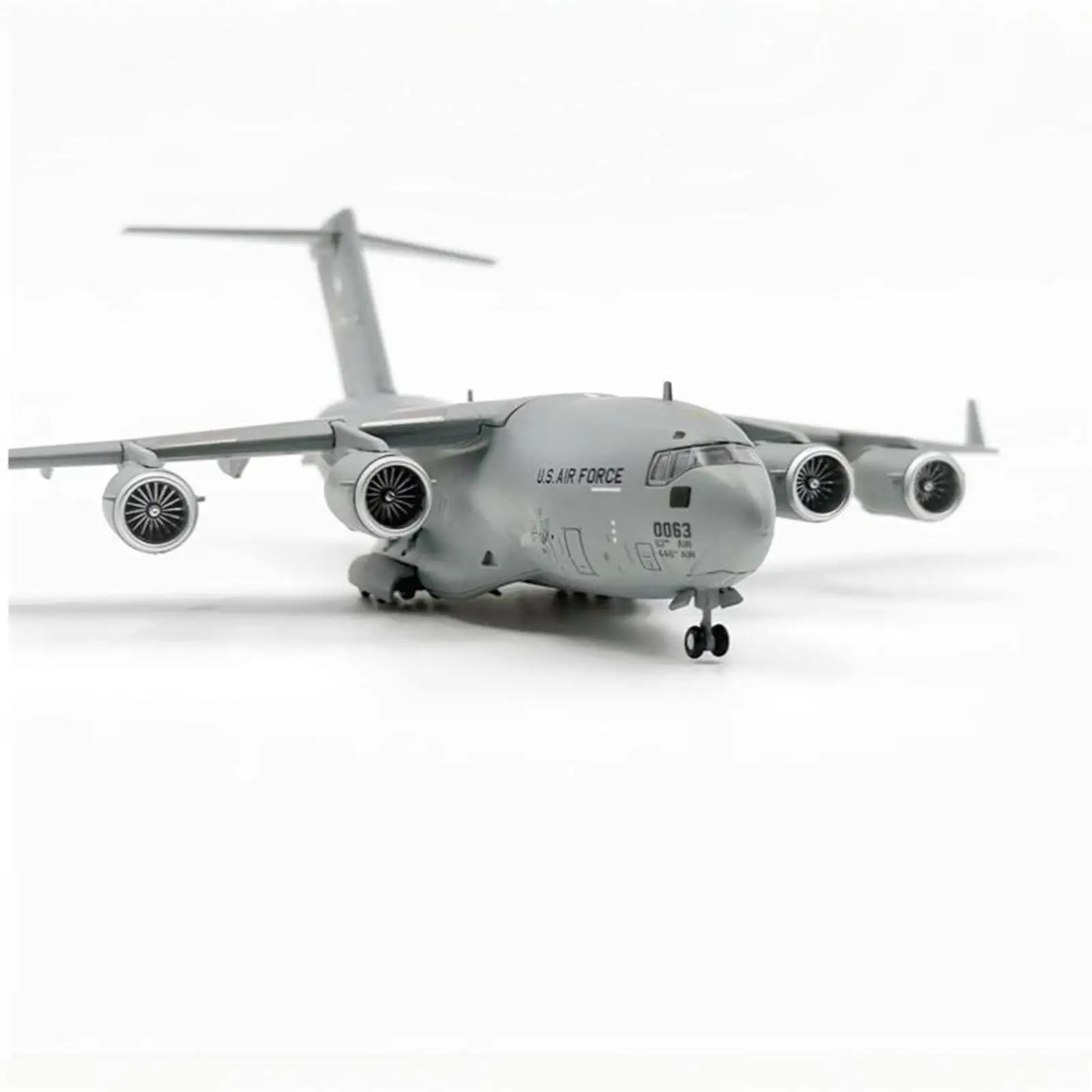 

Модель самолета C17 в масштабе 1:200, игрушка для детей и взрослых, подарок на день рождения, с подставкой для демонстрации, для домашней полки, тумбы под телевизор, спальни