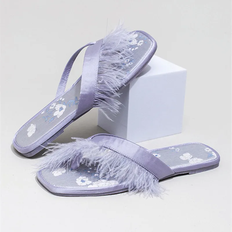 

Уникальные тапочки на плоской подошве с украшением из перьев, женские элегантные шлепанцы с квадратным носком и вышивкой, летние пикантные пляжные сандалии с открытым носком