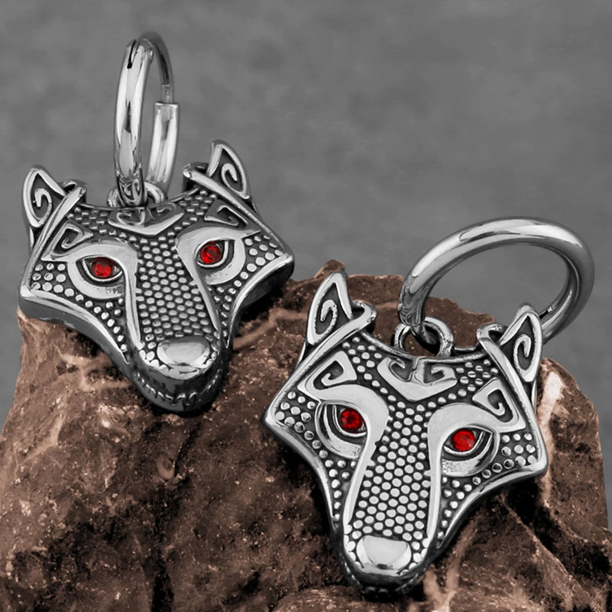 Pendientes colgantes de cabeza de lobo con incrustaciones de circón de ojos rojos vikingos, amuleto nórdico de acero inoxidable para hombre, pendientes de moda, regalo de joyería