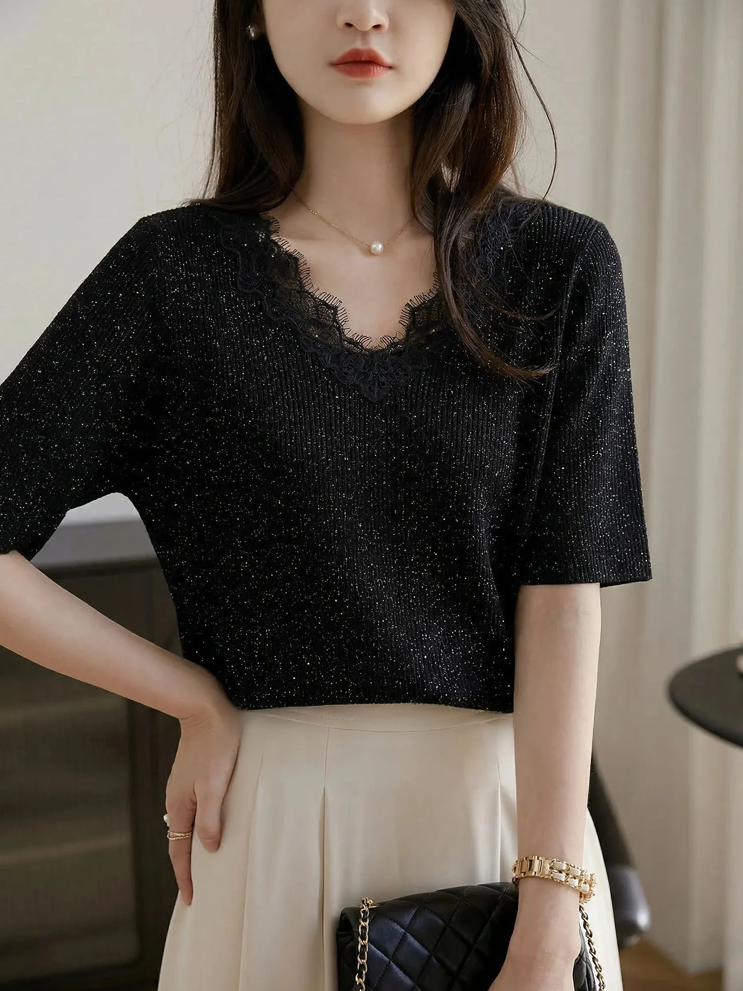 

Элегантная черная трикотажная футболка с V-образным вырезом и коротким рукавом для женщин: модный облегающий топ для повседневной носки летом, из полиэфирного волокна