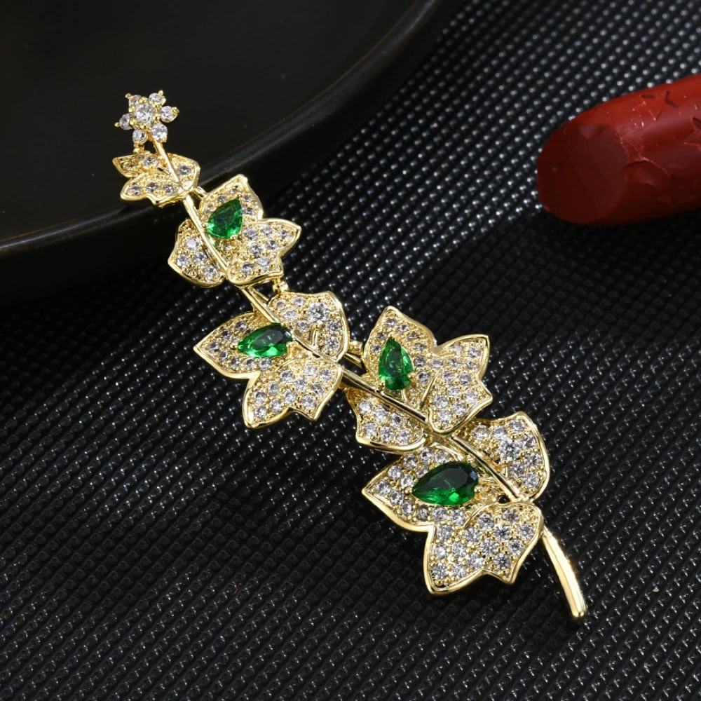 Grand Luxury Fashion Brooch Cubic Zircon Maple Leaf Broochpins for Woman Clothing Accessories Temperament Elegant Pin Wholesale