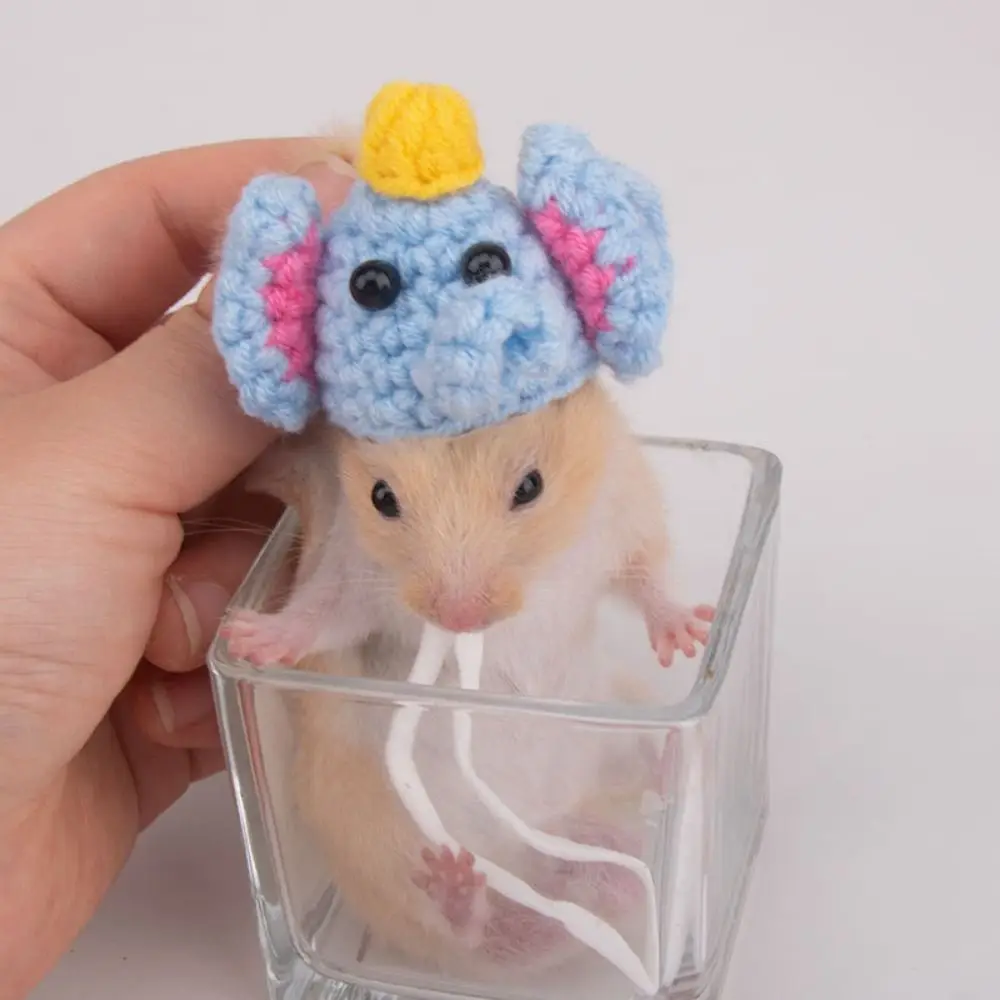 

Portable Cartoon Hamster Hat Soft Adjustable Pet Knitted Hat Handmade Hamster Headwear Photograph