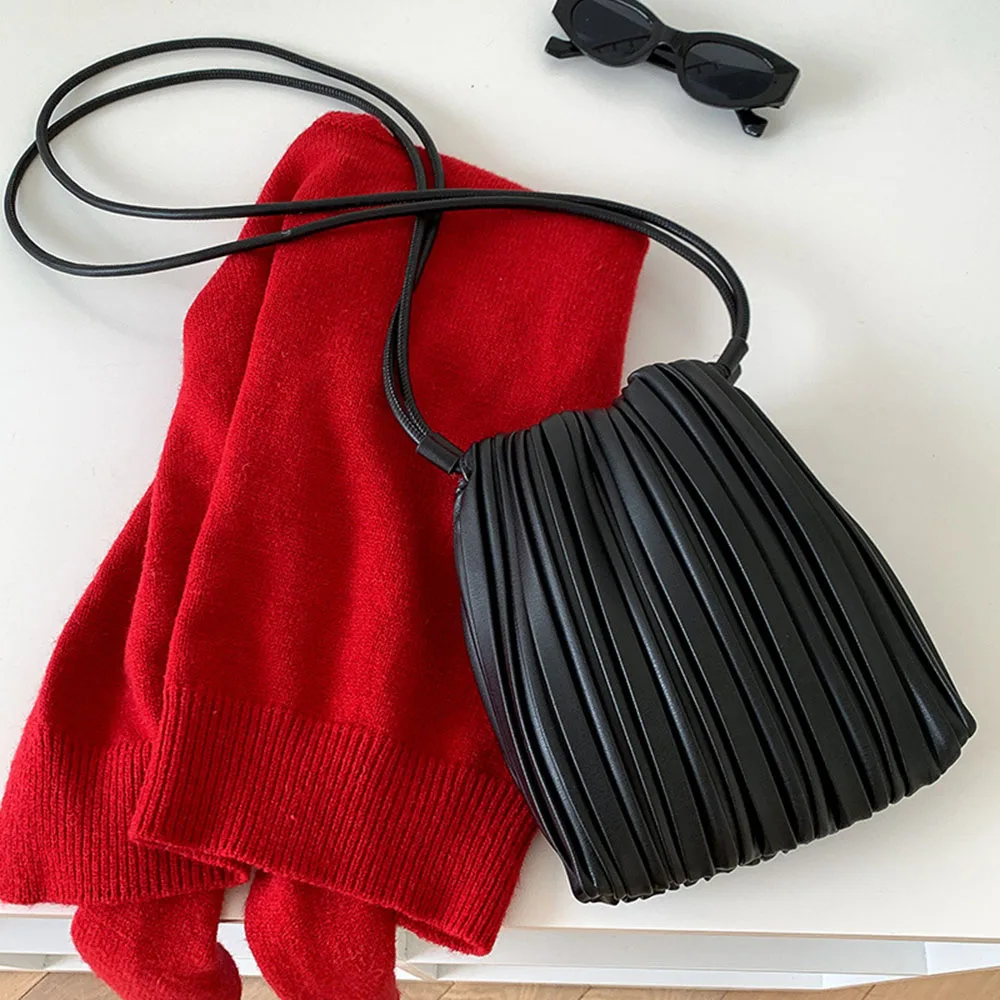 

Новая плиссированная сумка через плечо для женщин, уникальный дизайн, мини-сумка для телефона, однотонные маленькие квадратные сумки, модные повседневные сумки