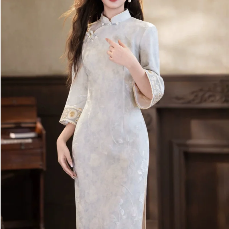 abito-cinese-elegante-con-ricami-maniche-a-tre-quarti-colletto-alla-cinese-stile-cheongsam-abito-vintage-con-bottoni