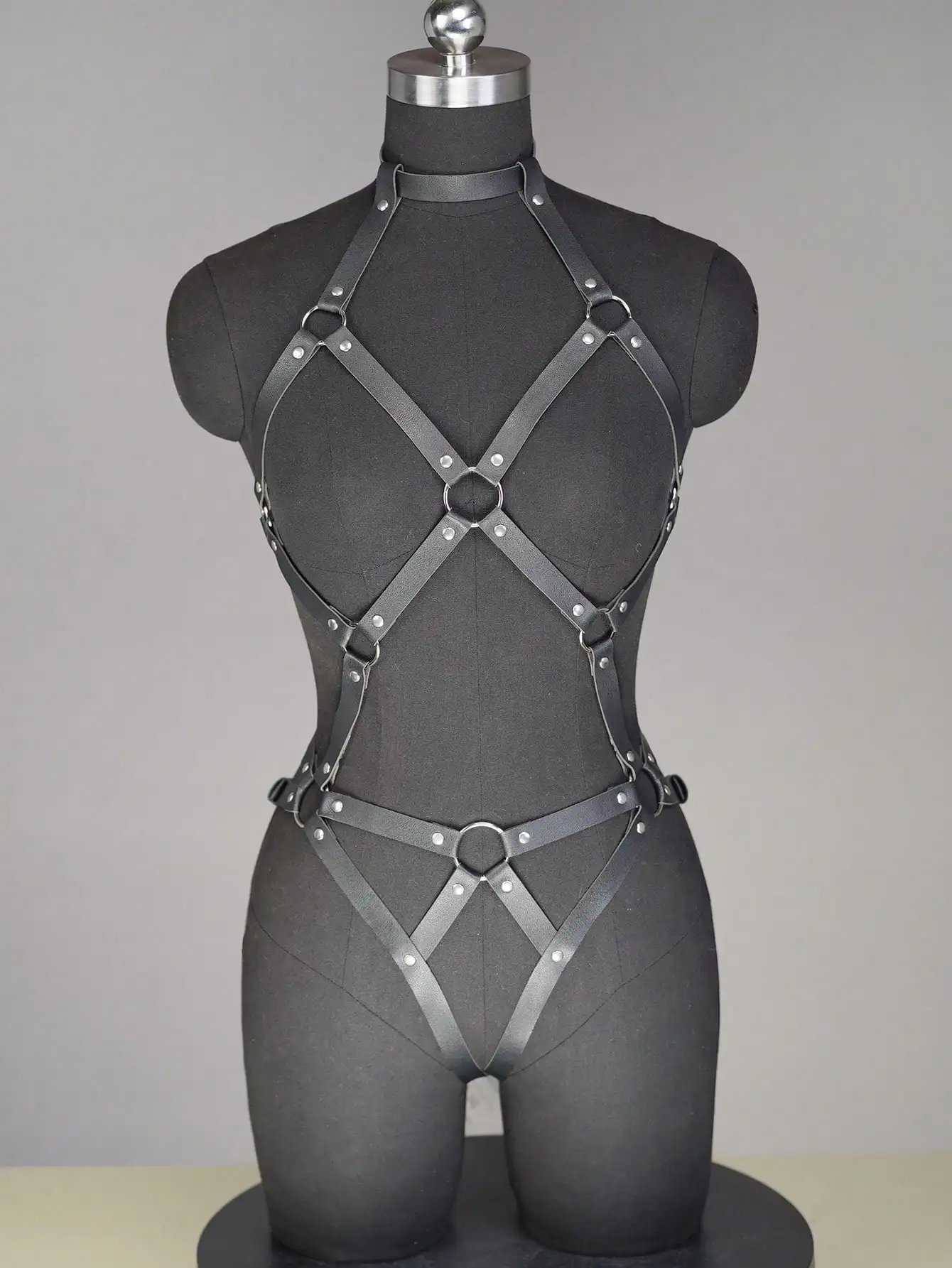 Body de cuero sintético negro con detalles de anillas