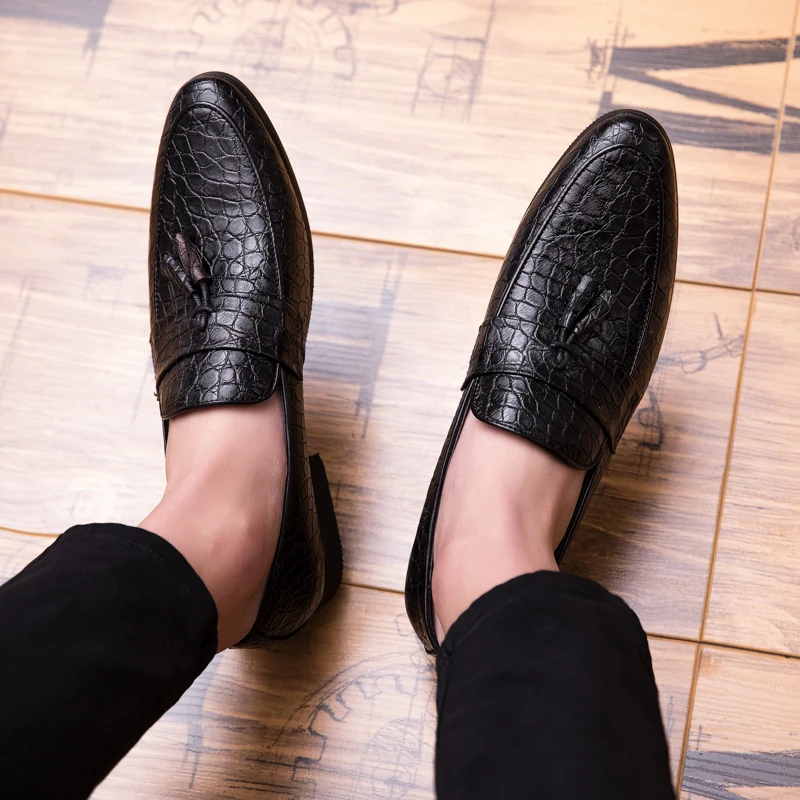Mens British Loafers Solid Color Pointed Toe Tassel Slip On Classic Fashion Business Casual Formal Wedding Dress Shoes for Men