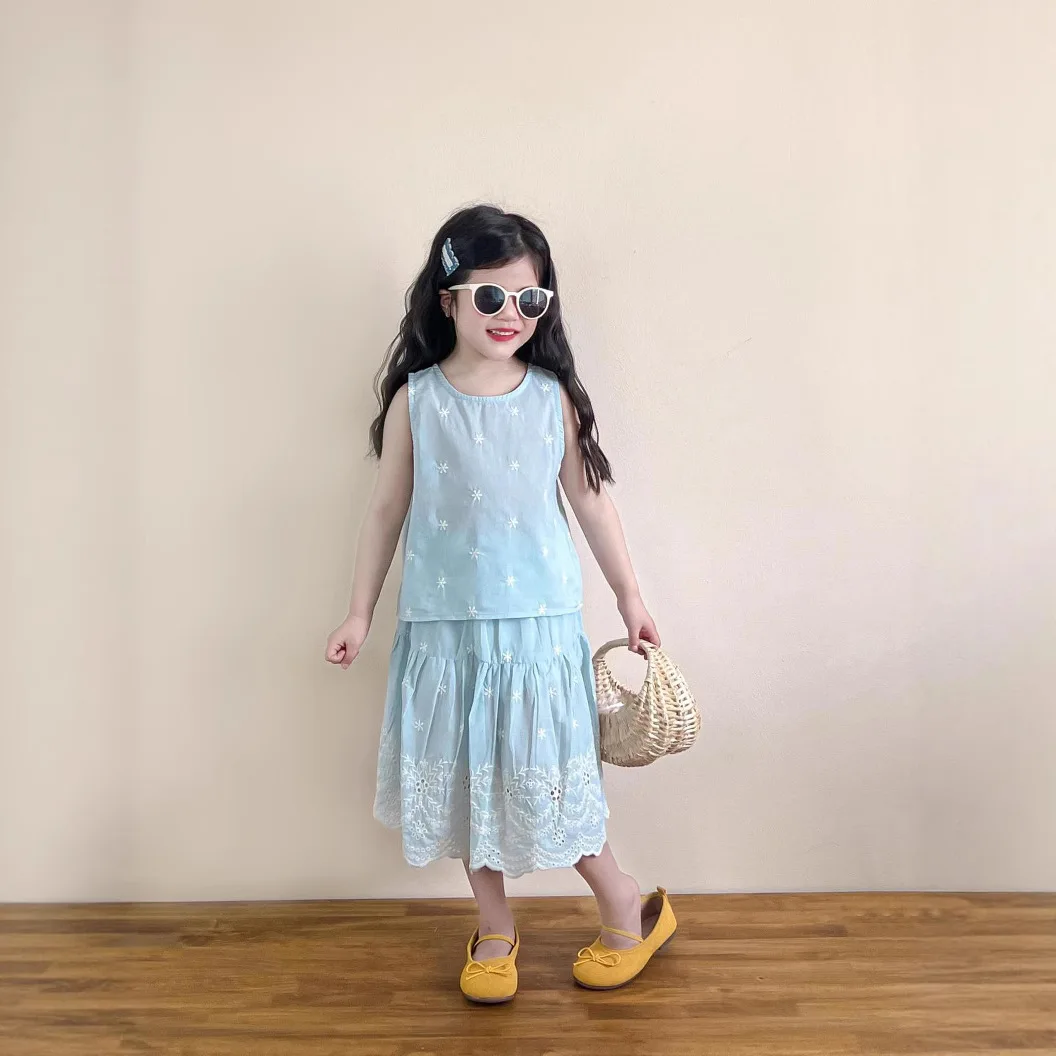 

2025 Girls' summer temperament gentle blue background full of embroidered flowers sleeveless top doll shirt half-length skirt