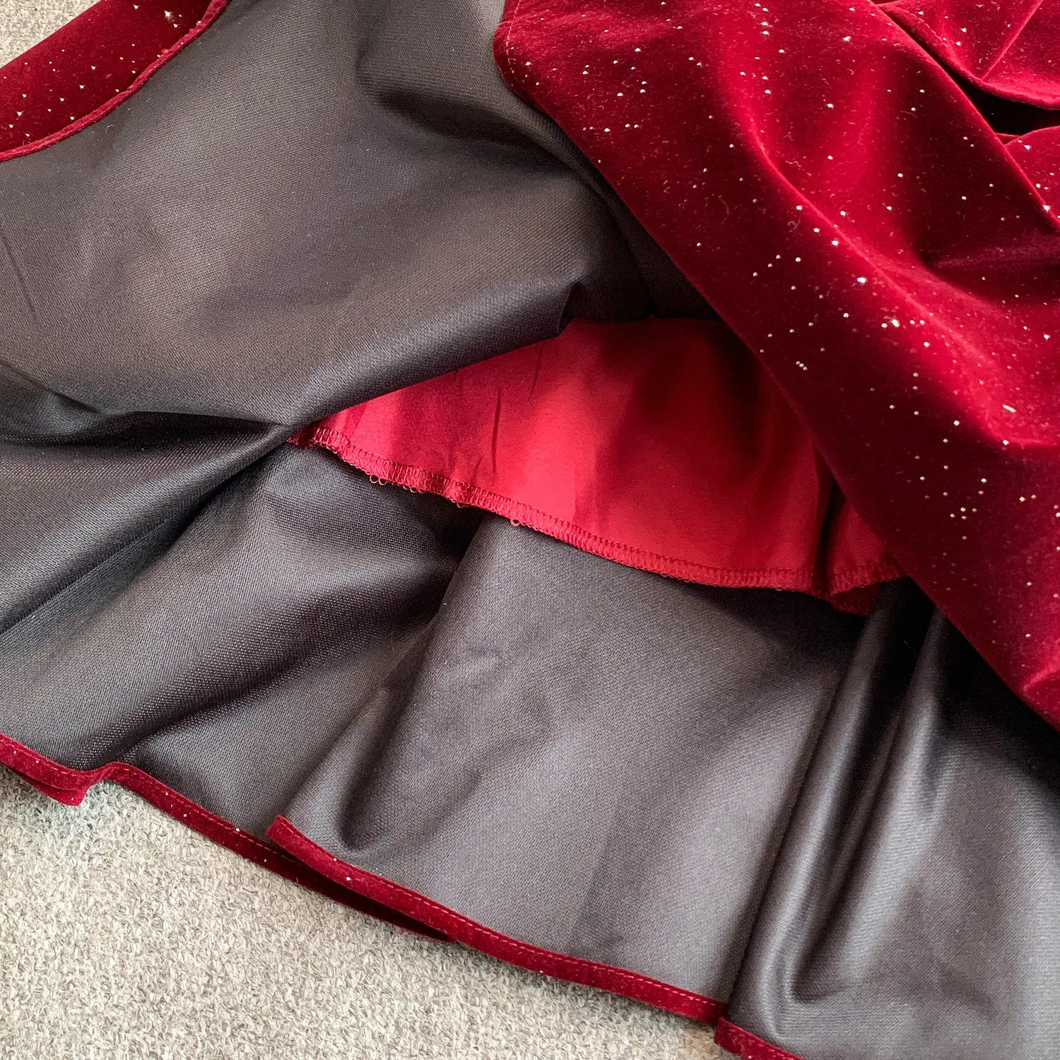 Clothland Vrouwen Vintage Rode Velours Band Jurk Verstelbare Bandjes Mouwloze Backless Ruches Vrouwelijke Glanzende Maxi Jurken QE314