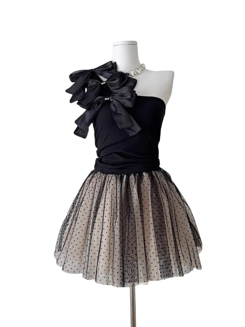 توب صيفي بدون أكمام بتصميم عقدة فراشة وحمالة رقبة مكشوفة الكتفين، ملابس خارجية صيفية 2025، تصميم جديد أنيق للفتيات