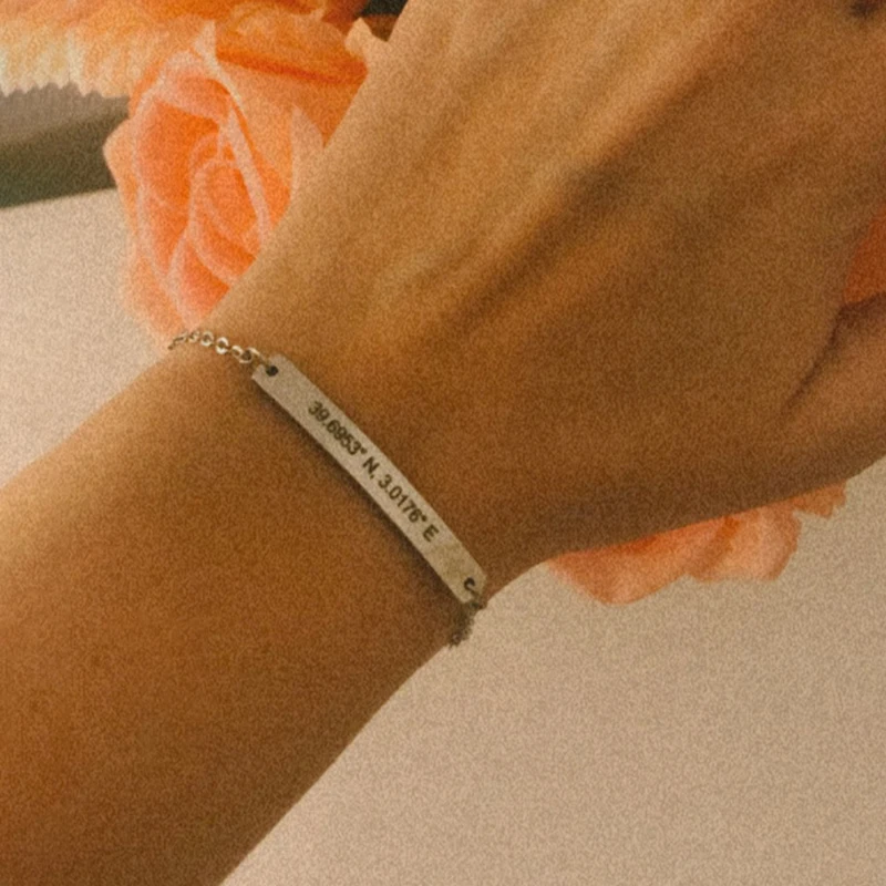 Pulsera de acero inoxidable con grabado de corazón y nombre, placa con letras personalizadas, pulseras con fecha y mariposa para mujer, regalo de joyería para niña
