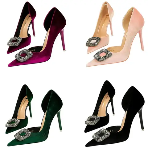 Kadınlar 10.5cm süper yüksek topuklu sivri burun yan içi boş iş pompaları Metal kristal toka kadife Stiletto moda ziyafet Lady ayakkabı