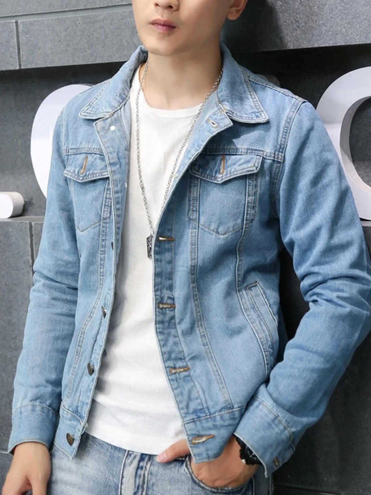 

Весенняя мужская приталенная светло-голубая джинсовая куртка в корейском стиле, универсальная повседневная хлопковая куртка с длинными рукавами и декоративными пуговицами