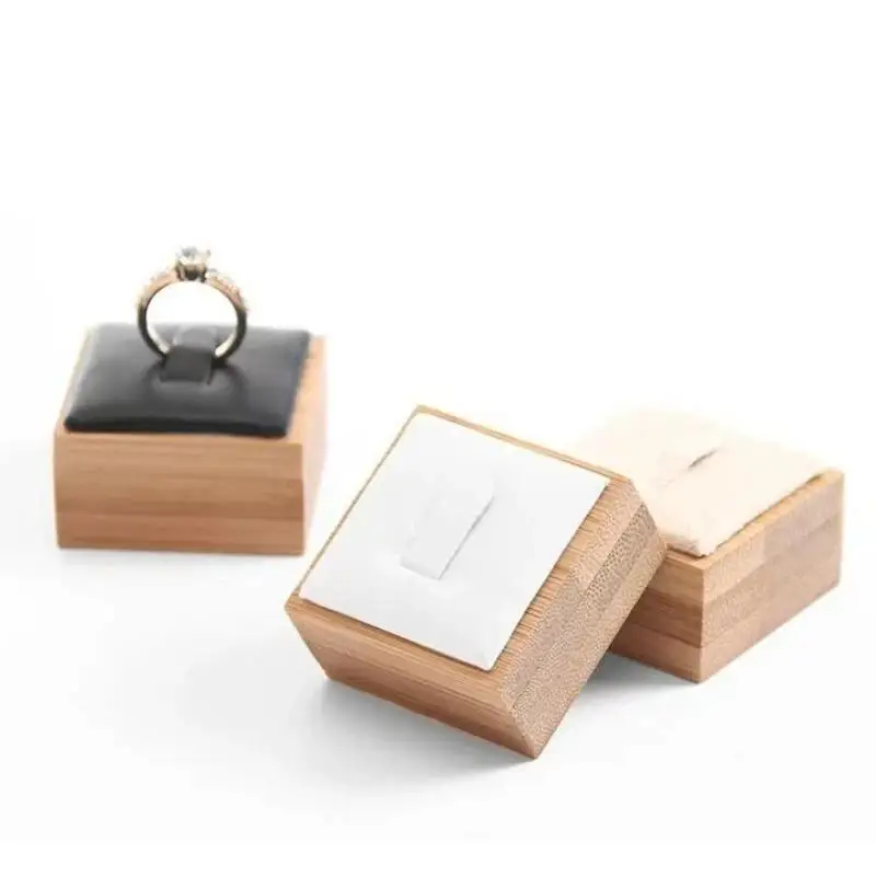 Ringständer zum Verkauf, quadratischer Bambus-Ringhalter aus Holz mit Samtunterlage für Ringe, Handelsware – Detail 4