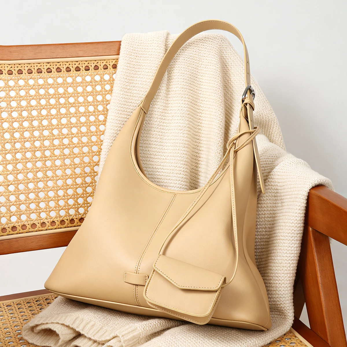 

Niche Cowhide Tote Bag for Women 2026 New Vintage Casual Large Capacity Shoulder Bag Women's Large Bag for Autumn and Winter