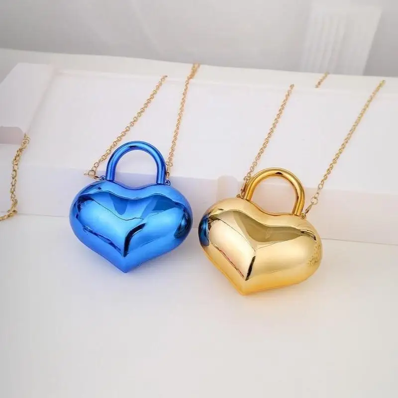 Metallische herzförmige Mini-Umhängetasche mit glänzendem Finish und abnehmbarem Kettenriemen, perfekt für Partys, Hochzeiten und Veranstaltungen. – Detail 9