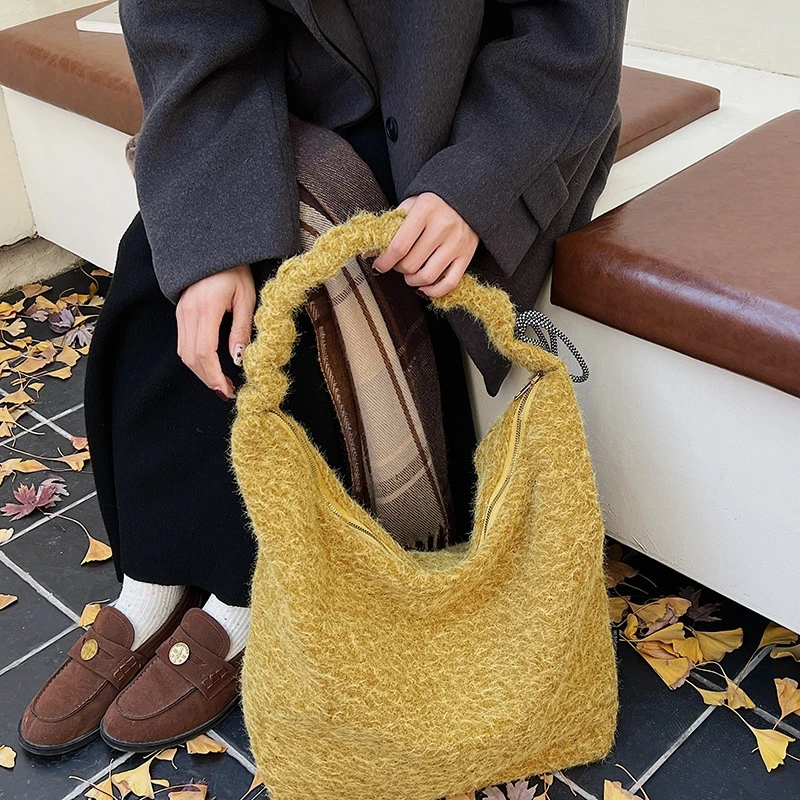 

Plush Faux Fur Tote Bag Women Commuter Large Capacity Shoulder Underarm Bag Autumn Winter Cozy Casual Work College Handbag