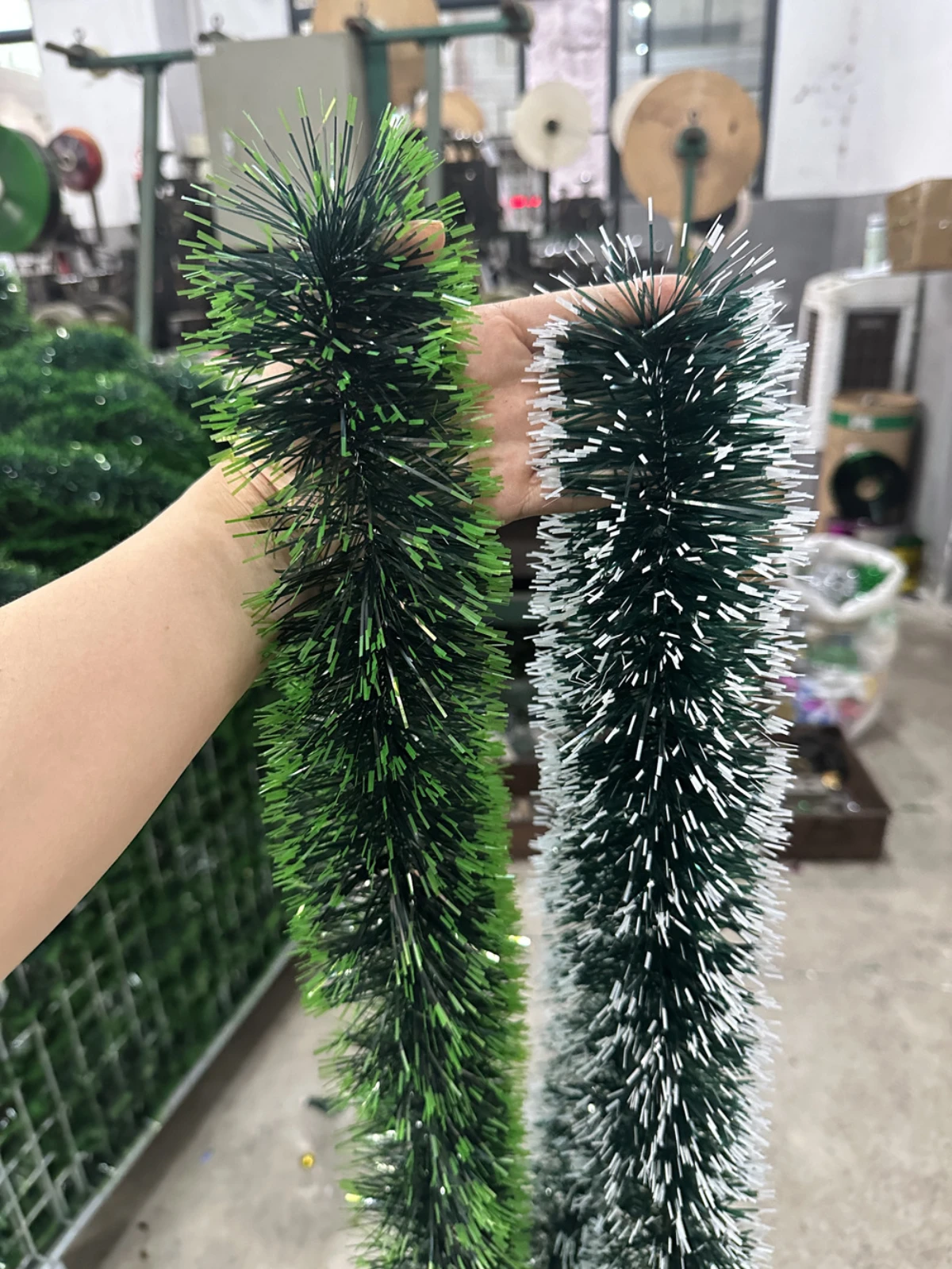 2-meter encrypted Christmas decoration with snowflake and woolen strips, scene arrangement with colorful stripes and ribbons