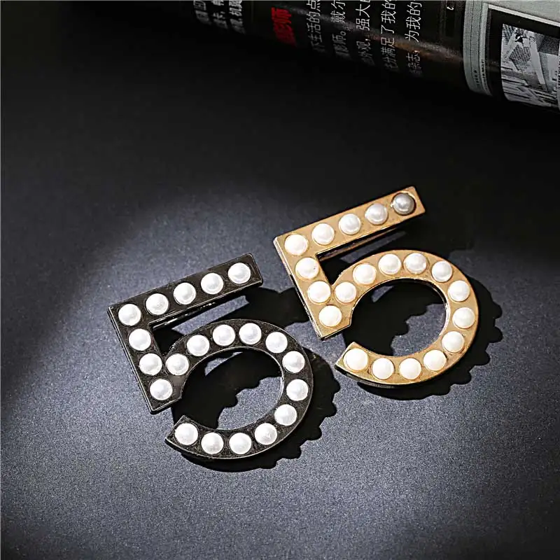 

Gold Color Pearl Number 5 Brooch Small Fragrance Letter Fashion Party Wedding Woman Holiday Boutonniere Brooches