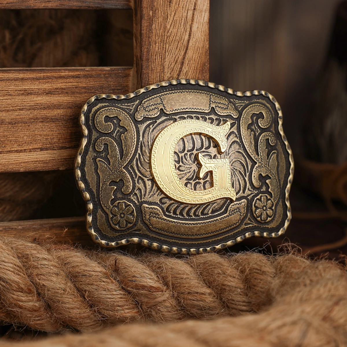 Eine Gürtelschnalle im Western-Stil, aus Metall, mit einer Retro-Gürtelschnalle und einer einzelnen Schnalle mit geprägten Buchstaben. – Detail 2