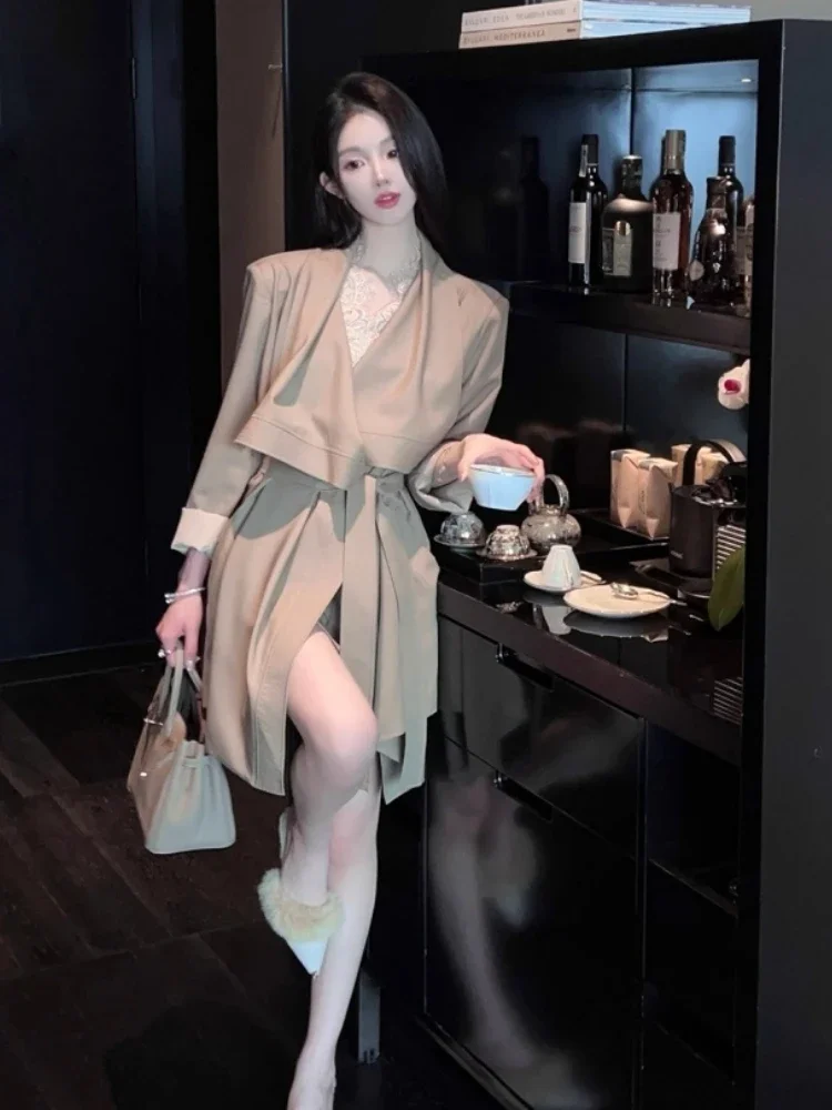 Trench da donna Retro Khaki Risvolto Sciolto di media lunghezza Temperamento Fasciatura Classico Popolare Capispalla autunnale Streetwear Elegante Chic