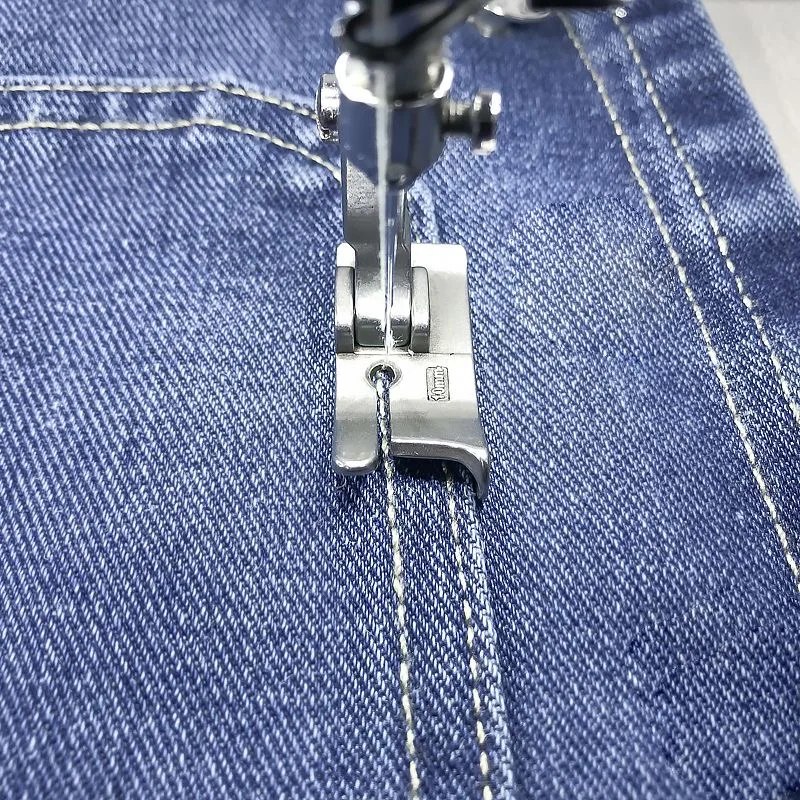 จักรเย็บผ้าแบบแบนอุตสาหกรรมขวาปิดกั้นเท้ากดขอบ; ตีนผีจักรเย็บผ้าแบบแบนด้วยคอมพิวเตอร์สําหรับการเย็บด้านบน