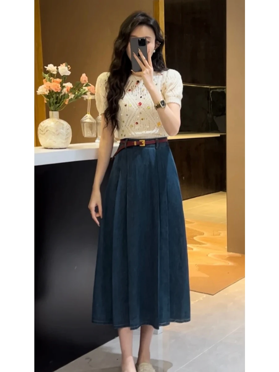 

Комплект для женщин: вязаный топ с пайетками и коротким рукавом, джинсовая юбка с высокой талией и вырезами, с поясом, модный комплект для весеннего сезона