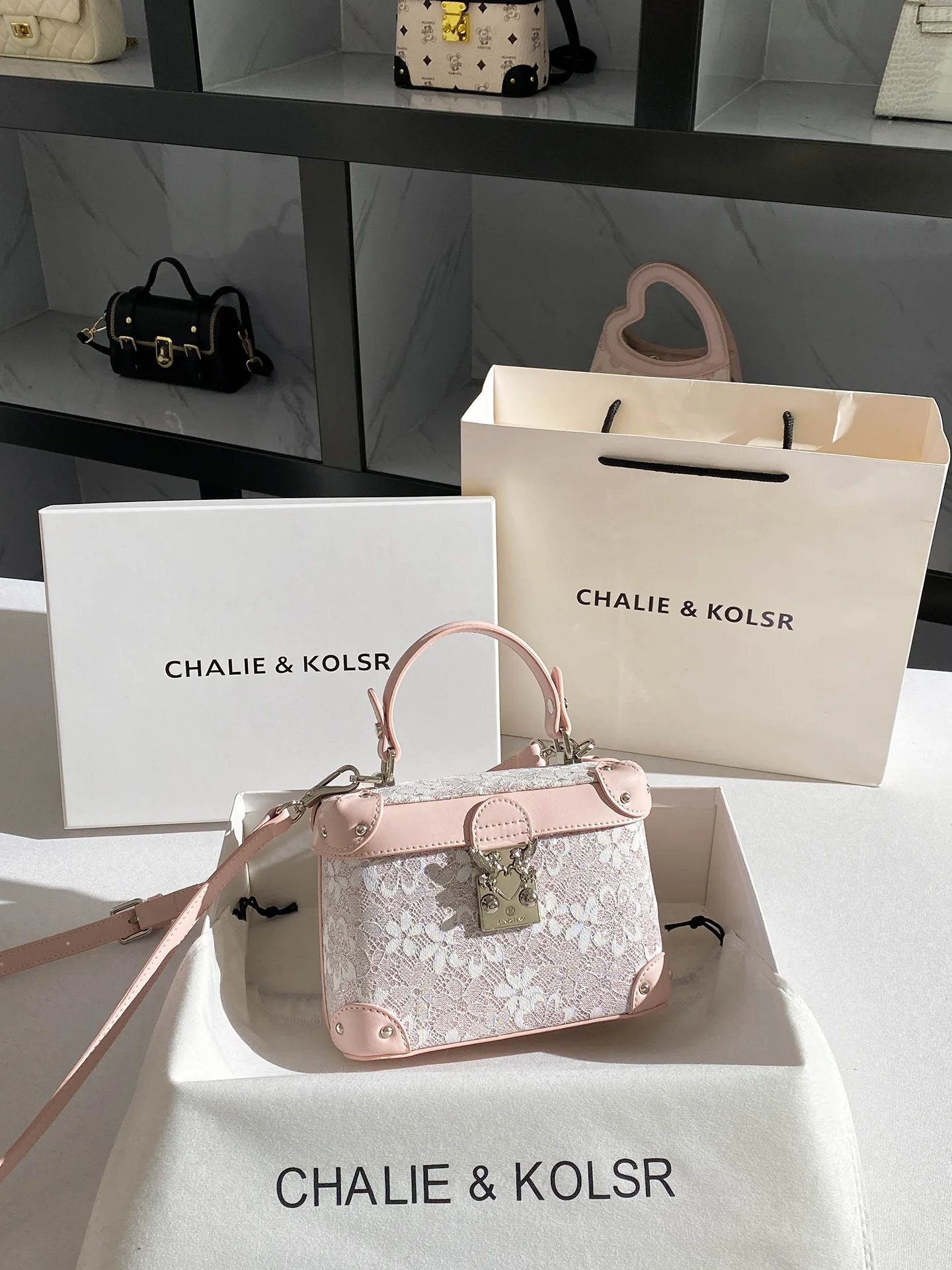 sac-a-main-carre-en-cuir-chaliekolsr-avec-dentelle-sac-bandouliere-design-tendance-nouvelle-collection-ete-2026-sensation-haut-de-gamme-pour-femme