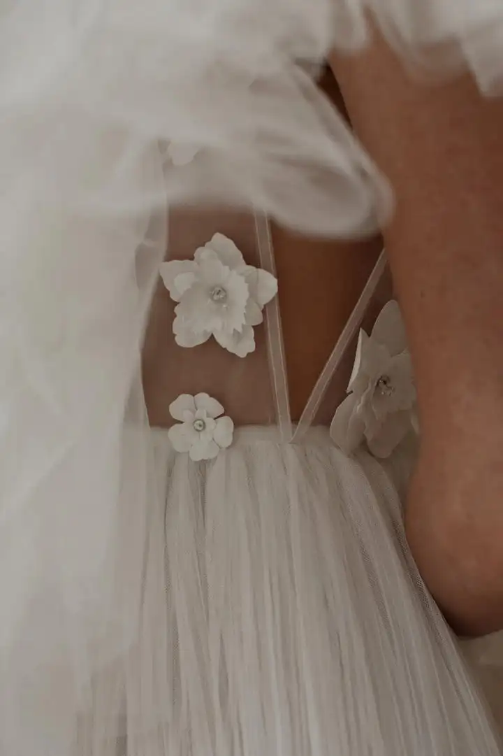 Romantische See Thru Lange Tule Gewaad Geplooide Tule Strand Bruiloft Bruidsjurken Met Delicate Bloem Diepe V-hals Sexy Vrouwen Jurk