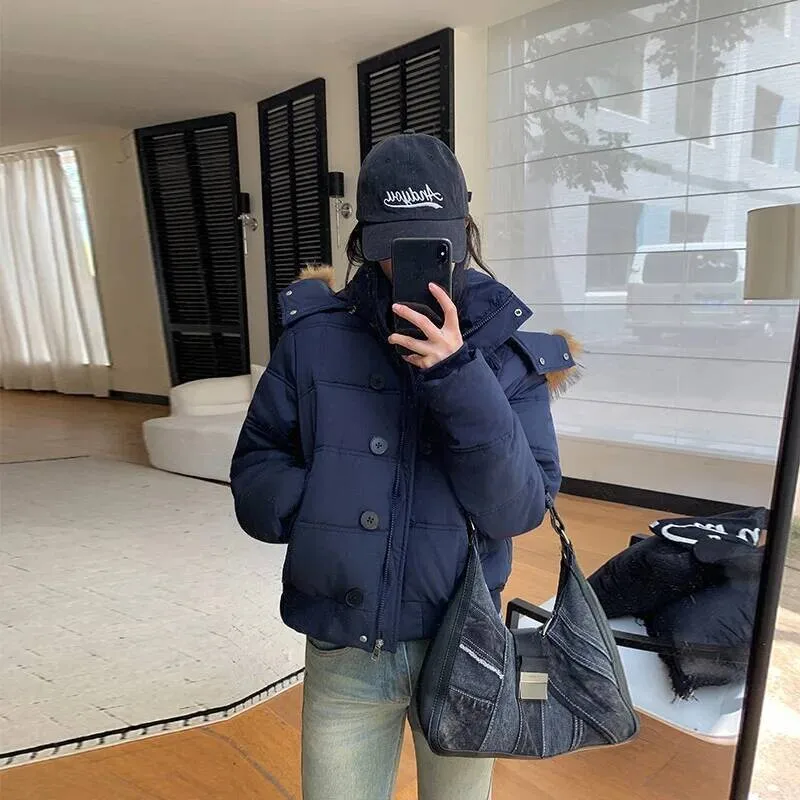 سترة نسائية جديدة من القطن بأكمام قصيرة لخريف/شتاء مع حواف من الفرو وغطاء للرأس وعزل سميك لمقاسات صغيرة