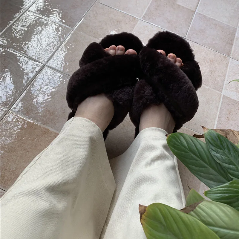 

Кожаные тапочки из чистой шерсти, модные плюшевые тапочки с крестом, домашние комфортные легкие теплые плюшевые тапочки на плоской подошве