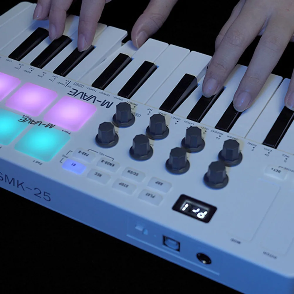 

Компактная MIDI-клавиатура с 25 тонкими клавишами, 8 клавишами с RGB-подсветкой и несколькими вариантами подключения для цифровых аудиооперационных станций
