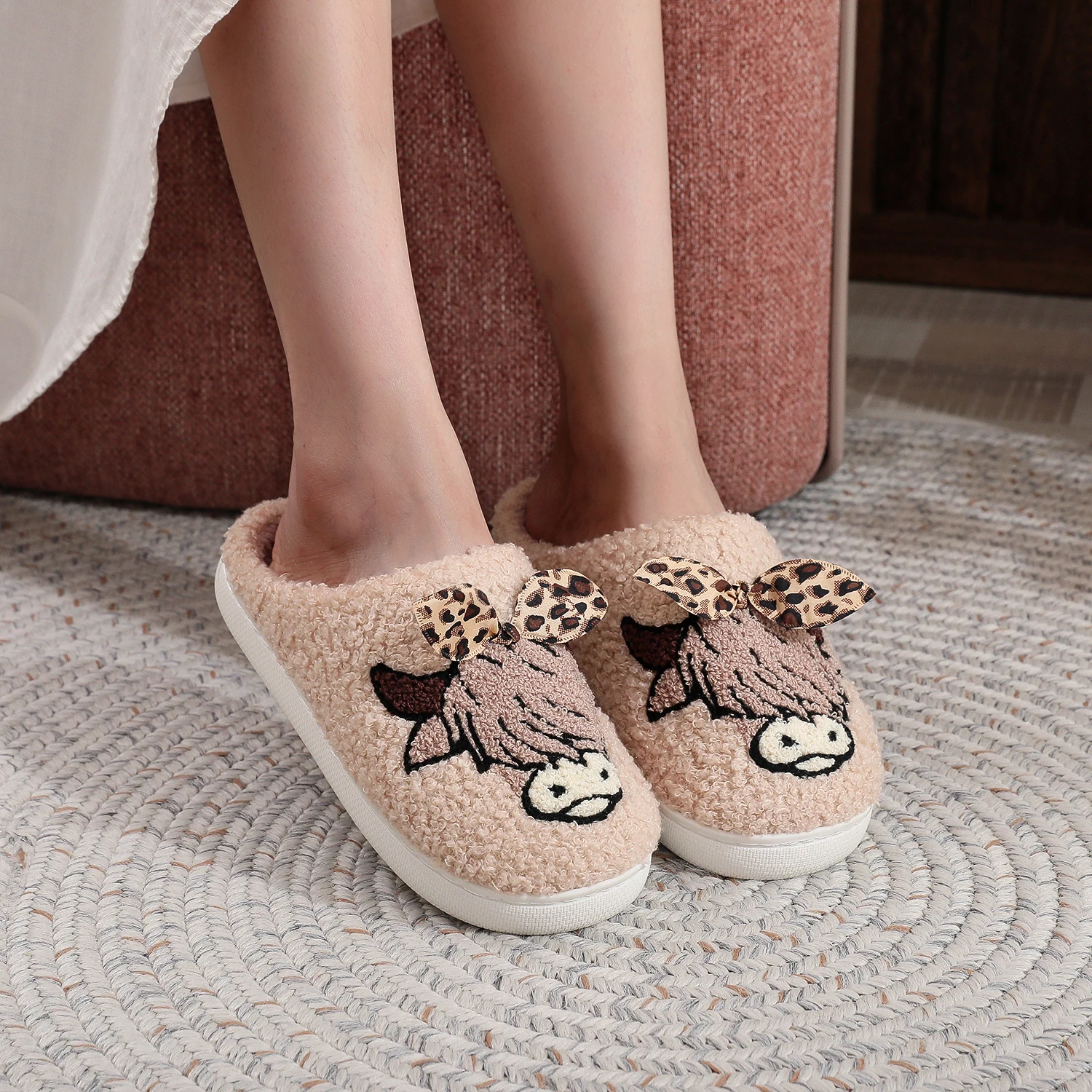 Autumn and Winter Style Highland Cow Embroidered Plush Home Cotton Slippers, with 3D Leopard Print Bow Decoration, Thick Plush Lining for Warmth and Cold Protection, Closed-Toe Anti-Slip Soft Sole Design, Cute Cartoon Style, Outstanding Ambiance, Perfect as a Creative Holiday Gift for Family and Friends at Christmas