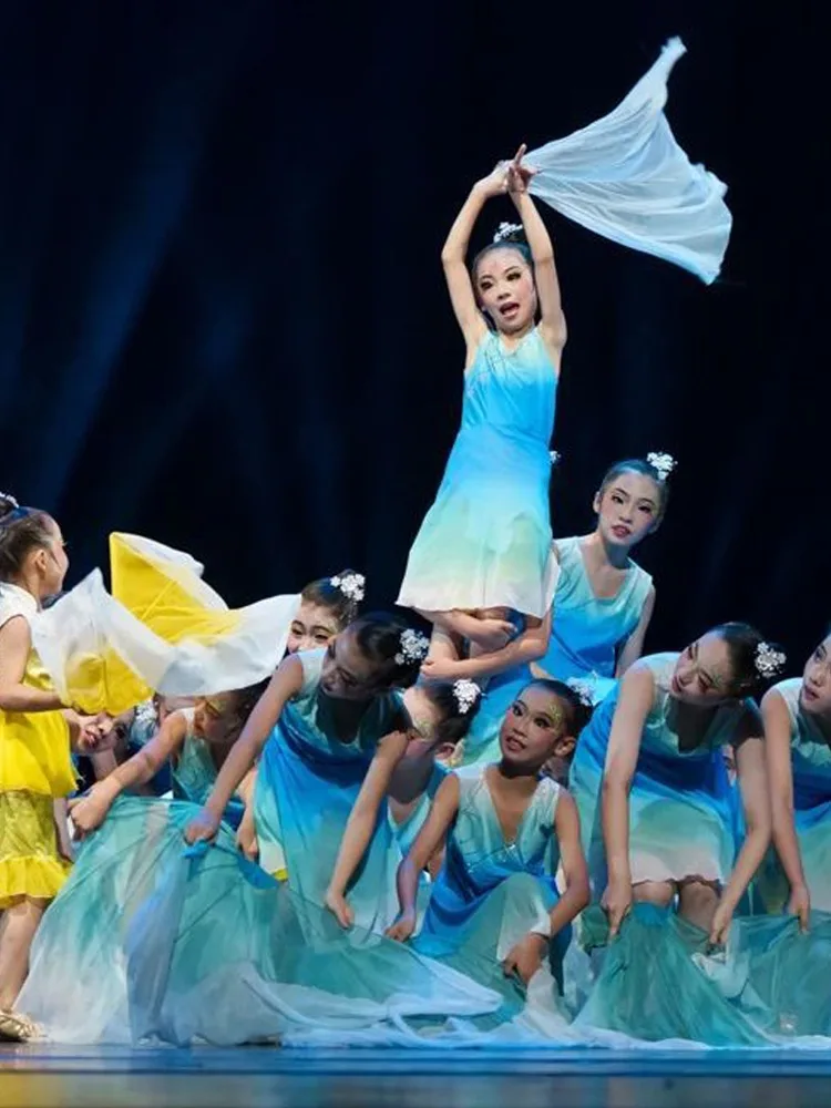 Un pezzo ragazza velo a lisca di pesce morbido Chiffon flessibile spettacolo di prestazioni sul palco puntelli danza del ventre cina Folk National Dancer Practice